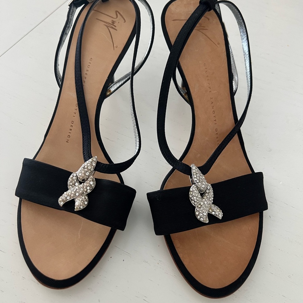 Elegant Black Strappy Sandals with Crystal Embellishment